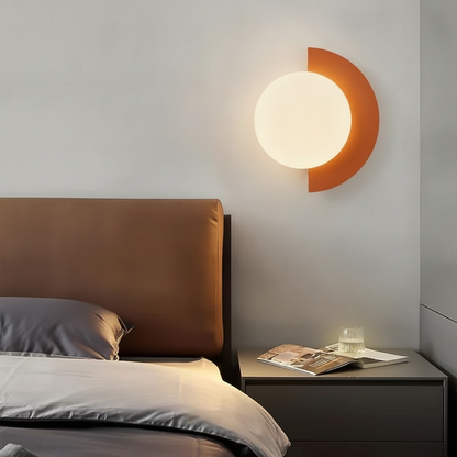 TondoVivo arancione sopra il comodino in camera da letto | Luximode