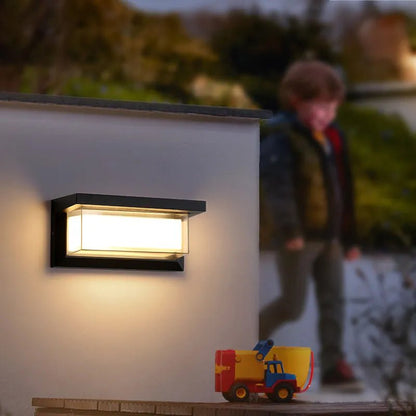 Applique TwinSerene accesa sulla facciata di casa