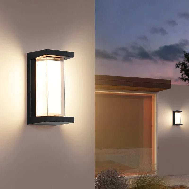 Due applique TwinSerene accese all'esterno al tramonto