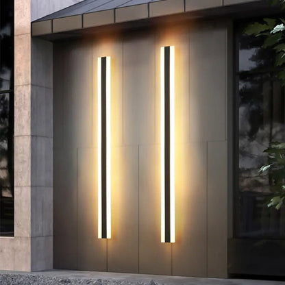 VistaBeam lampada da parete esterna impermeabile a barra LED: due barre verticali accese ai lati dell'ingresso di una casa - Luximode