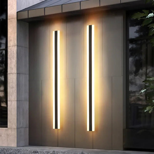VistaBeam lampada da parete esterna impermeabile a barra LED: due barre verticali accese ai lati dell'ingresso di una casa - Luximode