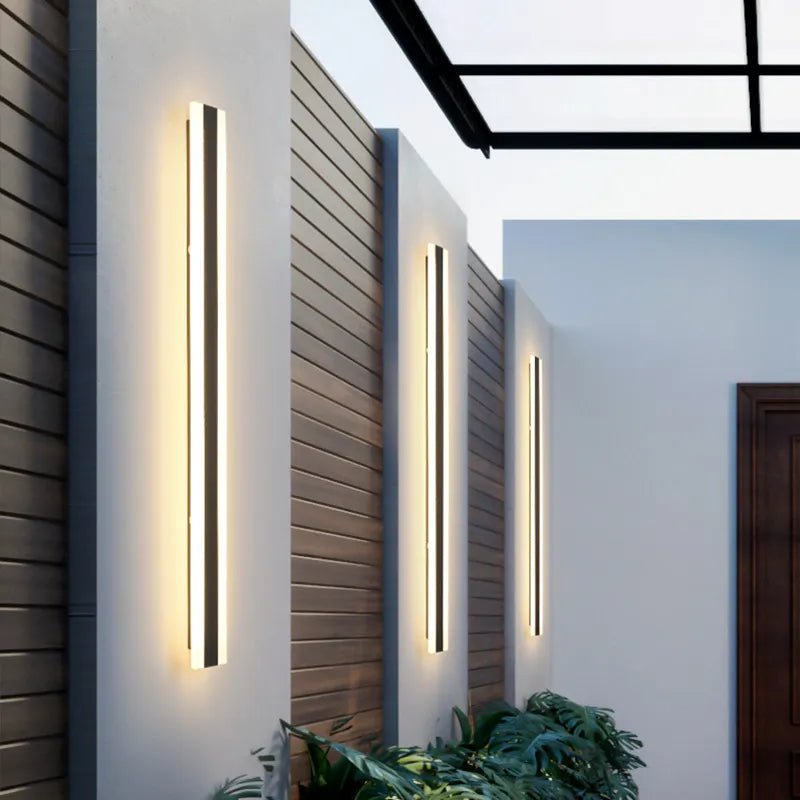 VistaBeam lampada da parete esterna impermeabile a barra LED: barre accese lungo una parete rivestita in doghe di legno - Luximode