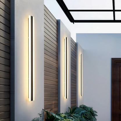 VistaBeam lampada da parete esterna impermeabile a barra LED: barre accese lungo una parete rivestita in doghe di legno - Luximode