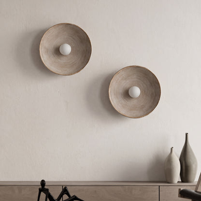 Coppia di applique Volterra su una parete beige sopra la credenza