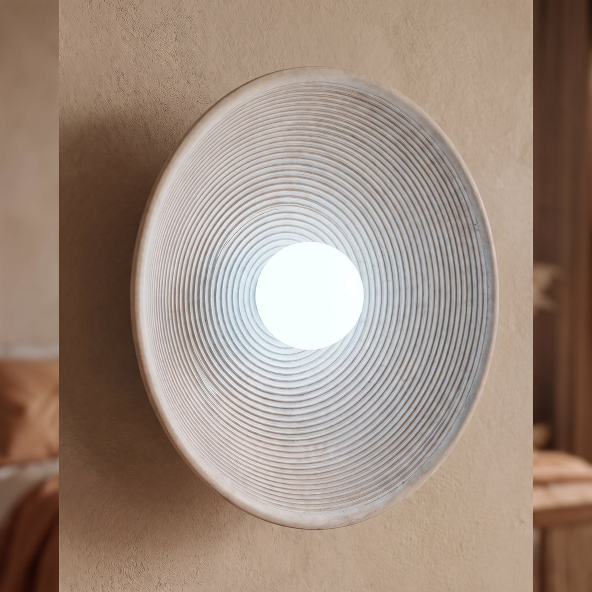 Volterra accesa a parete, luce bianco freddo